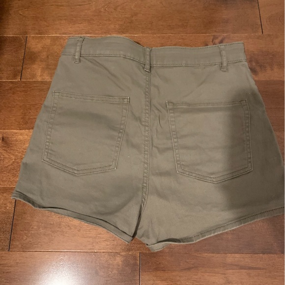 H&M kaki summer shorts (tight fit) - Picture 2 of 2
